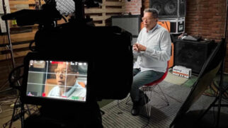 A participação de Sérgio Vieira ocorre justamente por causa do livro Raimundos O show que nunca terminou