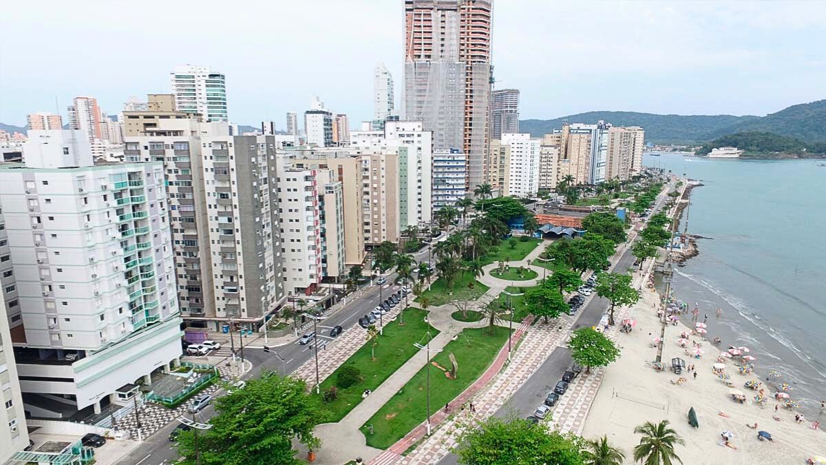 A orla de Santos é uma das paisagens urbanas mais conhecidas do litoral brasileiro