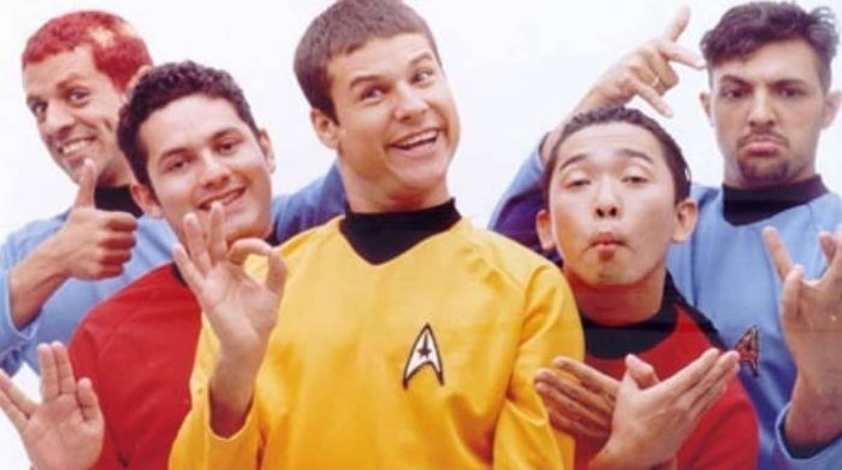 Até nas fotos de publicidade os meninos dos Mamonas esbanjavam simpatia e irreverência