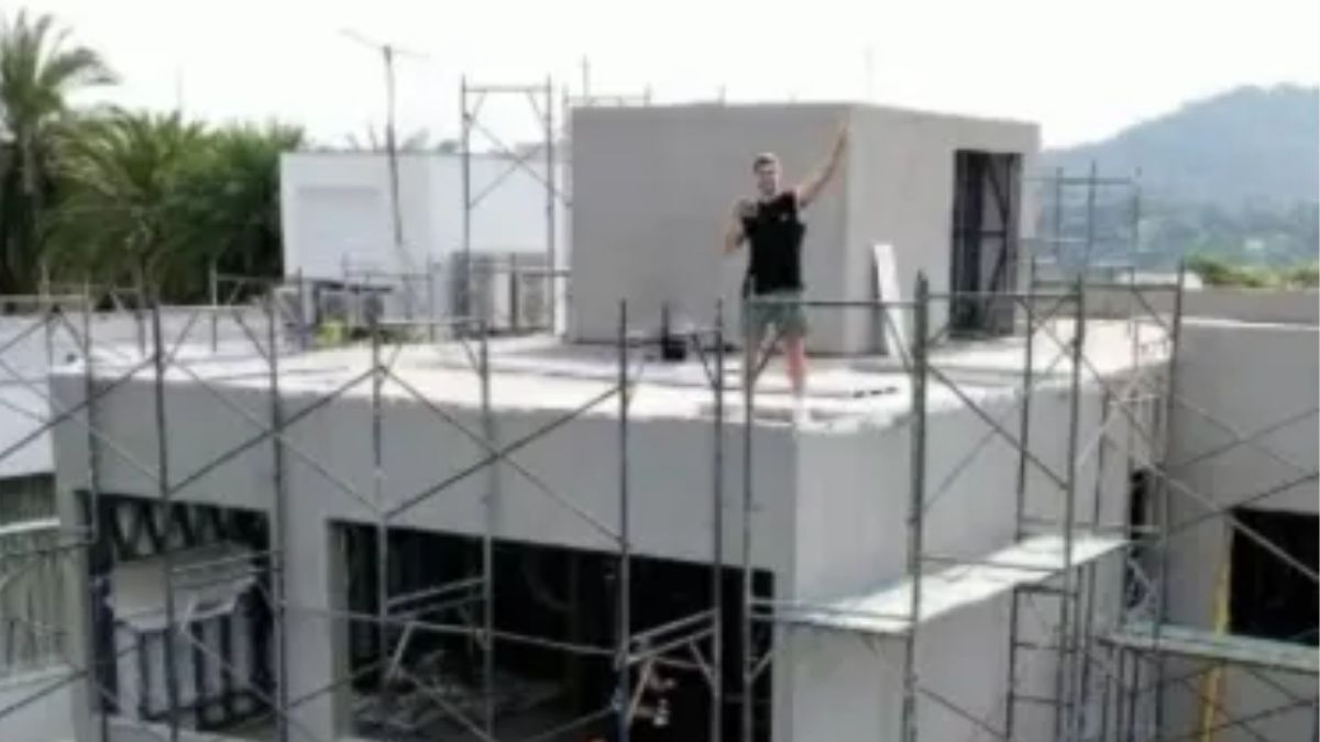 Área externa da casa tem piscina com raia central e deck de madeira em espaço inspirado em resorts/Reprodução
