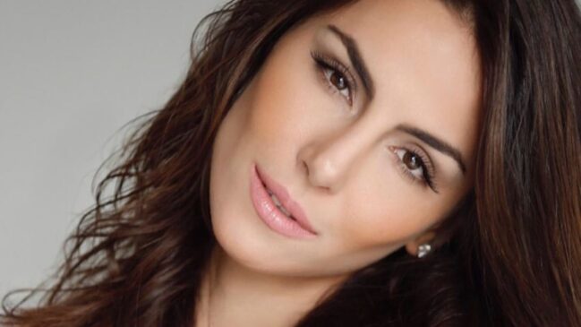 A atriz Mel Fronckowiak afirmou ter sofrido duas fraturas na coluna após acidente doméstico