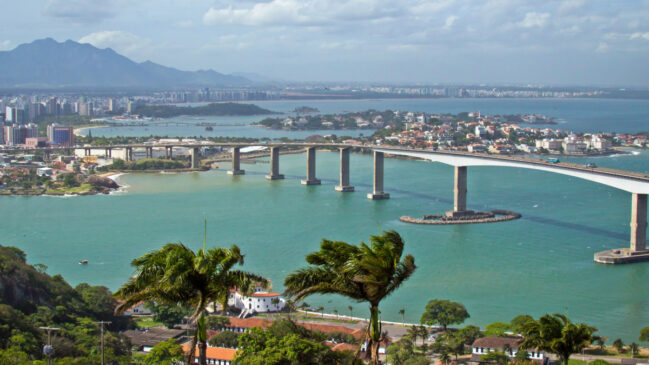 A cidade é uma das três capitais do país situadas em uma ilha, ao lado de Florianópolis e São Luís