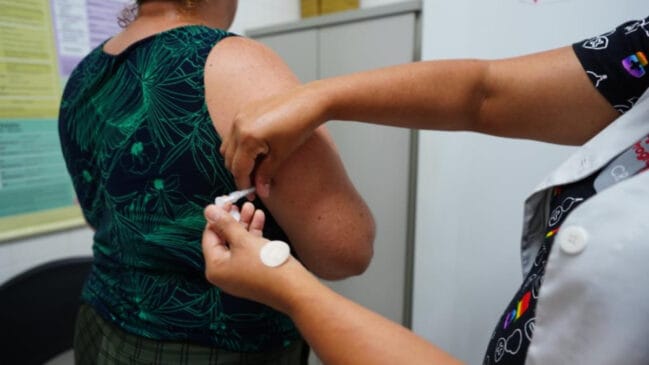 Para receber a dose, é necessário apresentar documento de identificação e a caderneta de vacinação