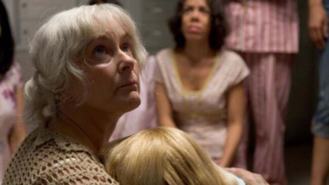 Mary Beth Hurt em cena de 'A Dama na Água'