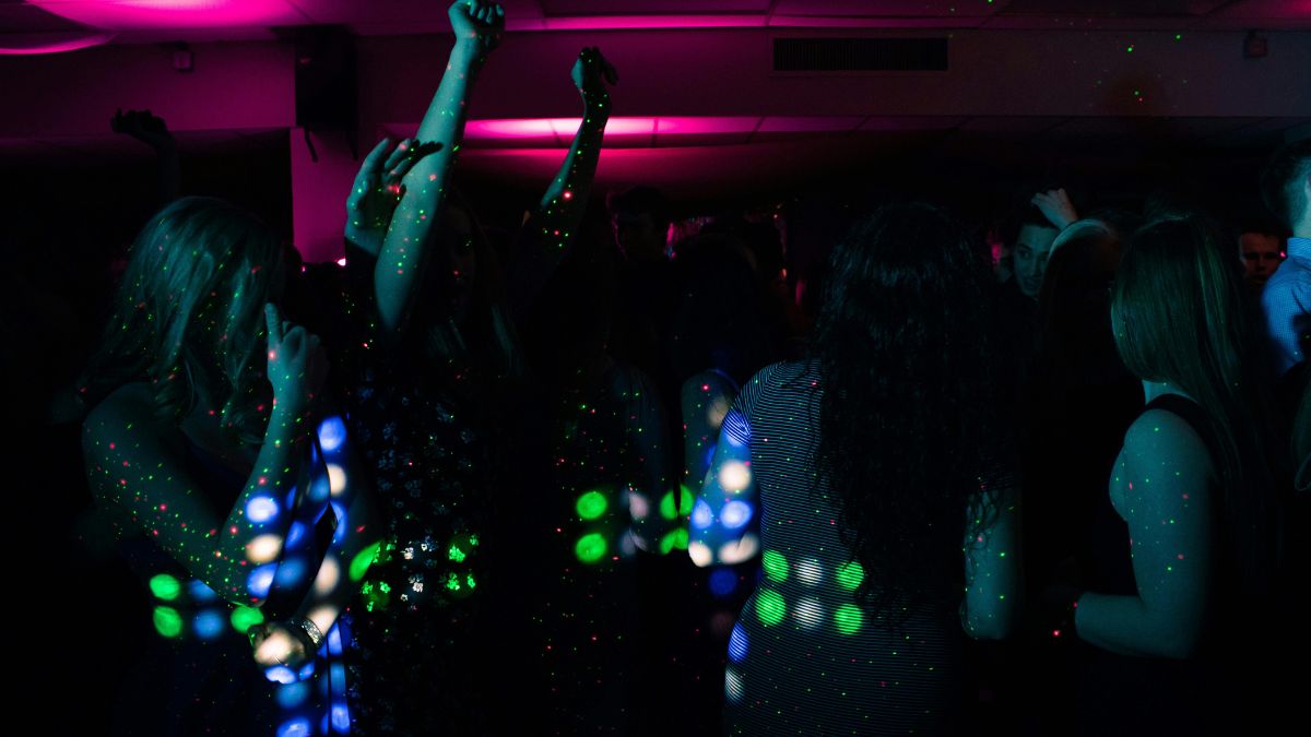 'YMCA', do Village People, virou um dos maiores hinos da música disco /Pexels