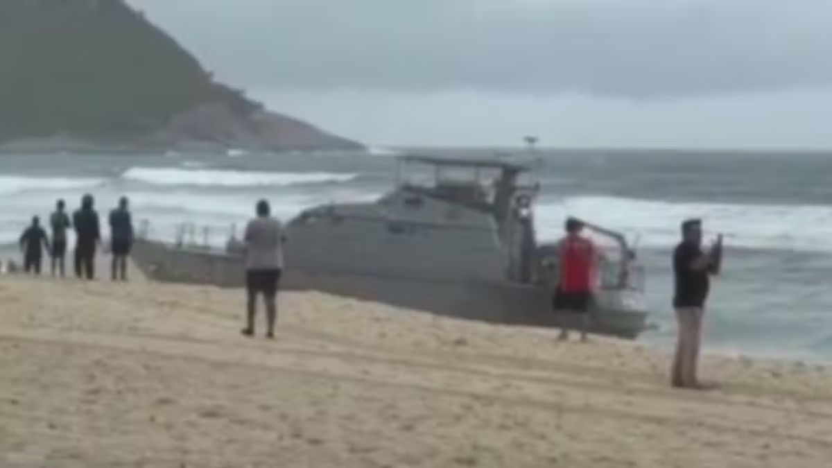 Navio da Marinha encalhou na Praia da Macumba após manobra de segurança /Reprodução