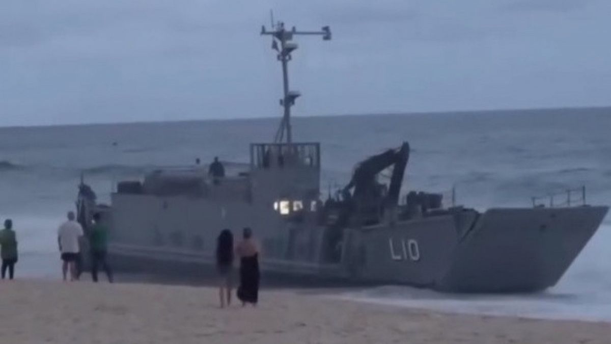 Operação para rebocar embarcação terminou com outro barco preso na areia /Reprodução