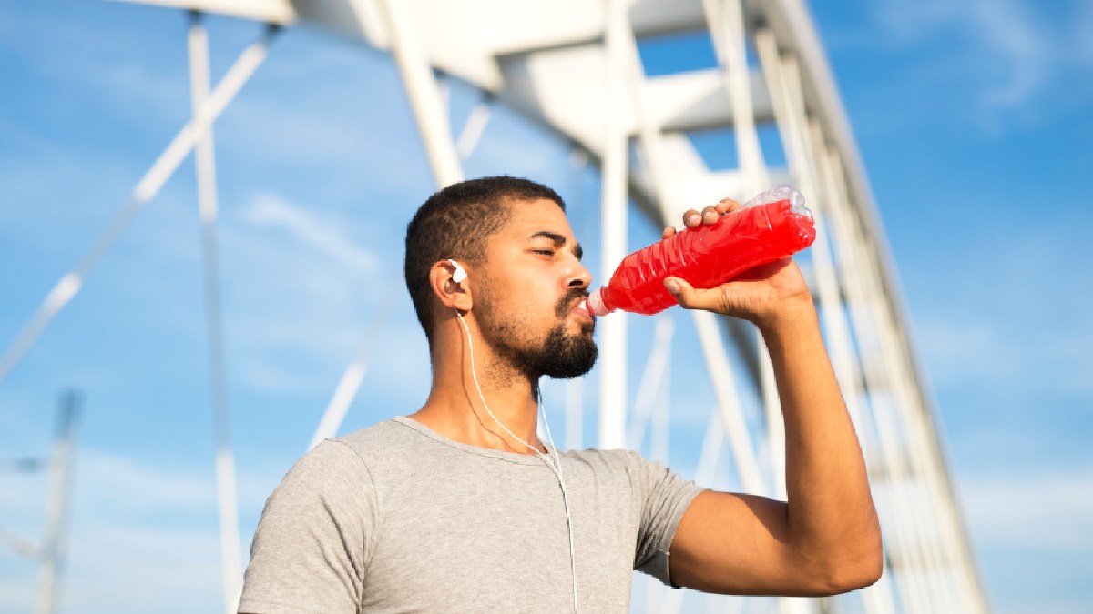 Especialistas alertam que a combinação de energético, café e pré-treino pode elevar a cafeína a níveis perigosos e afetar coração, sono e saúde mental