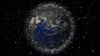 Pesquisadores alertam que o acúmulo de detritos espaciais pode desencadear um efeito dominó com impactos em internet, GPS e missões futuras