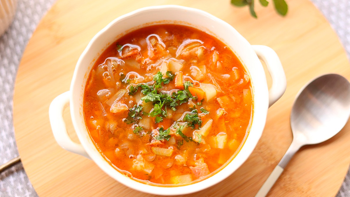 Refogue o alho, a cebola e o gengibre no óleo de coco. Em seguida, acrescente os demais ingredientes picados e cubra com água.