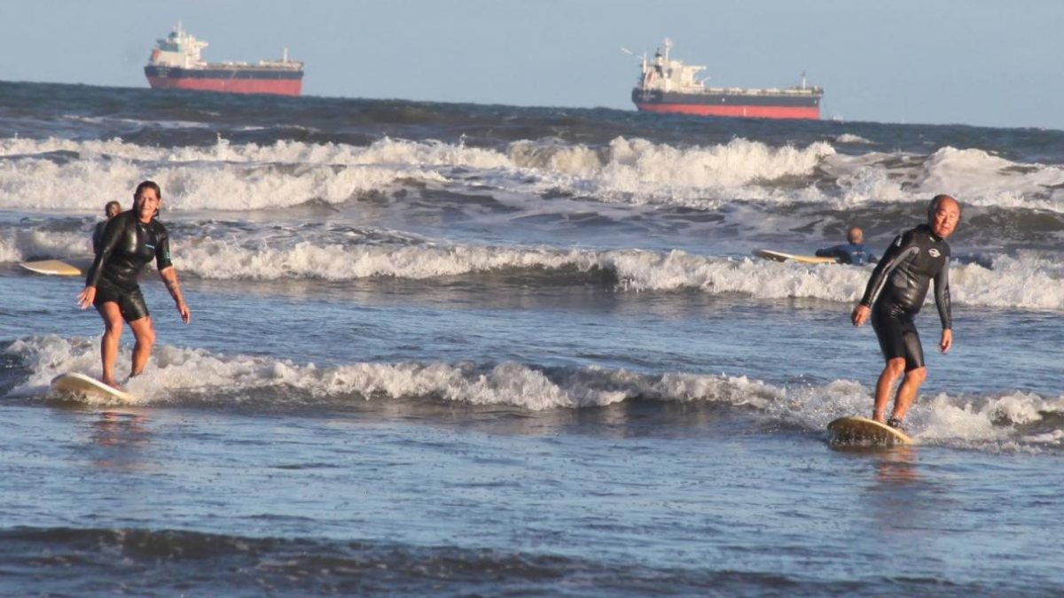 A Escola Radical de Surfe 50+ é voltada para pessoas com mais de 50 anos que querem aprender ou continuar surfando