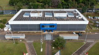 A empresa valoriza competências como organização, pensamento analítico, trabalho em equipe e proatividade.