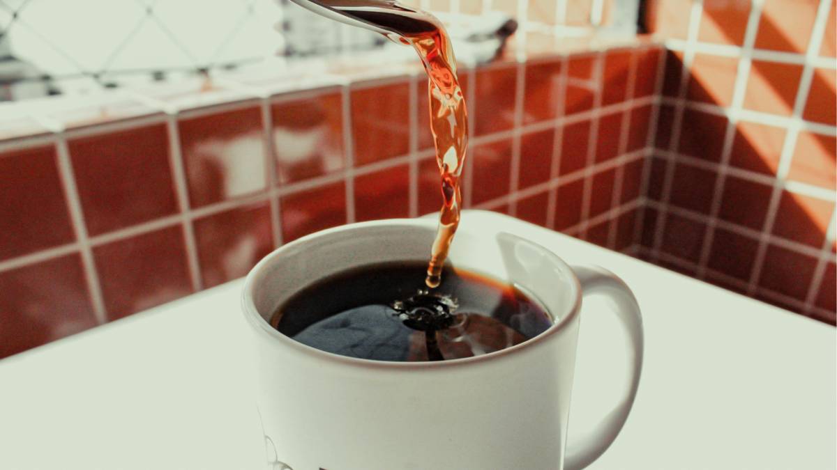Adiar a primeira xícara por alguns minutos pode mudar a forma como o corpo responde à cafeína