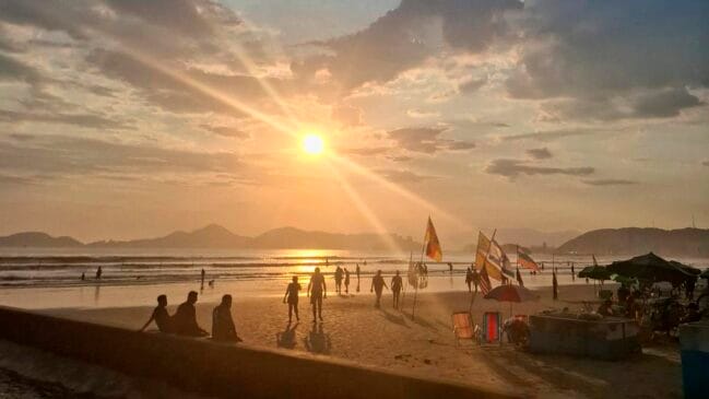 Final de tarde com linda paisagem nas praias de Santos depois de um dia de muito calor