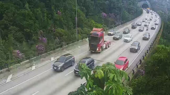 Na Imigrantes, o tráfego carregado se concentra na chegada a São Paulo, com lentidão registrada entre os quilômetros 16 e 12