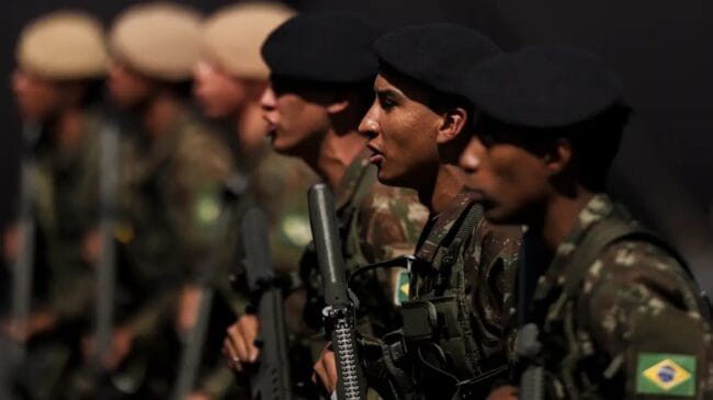 Nesse cenário, a convocação seguiria as regras já previstas: militares, reservistas e, se necessário, civis.