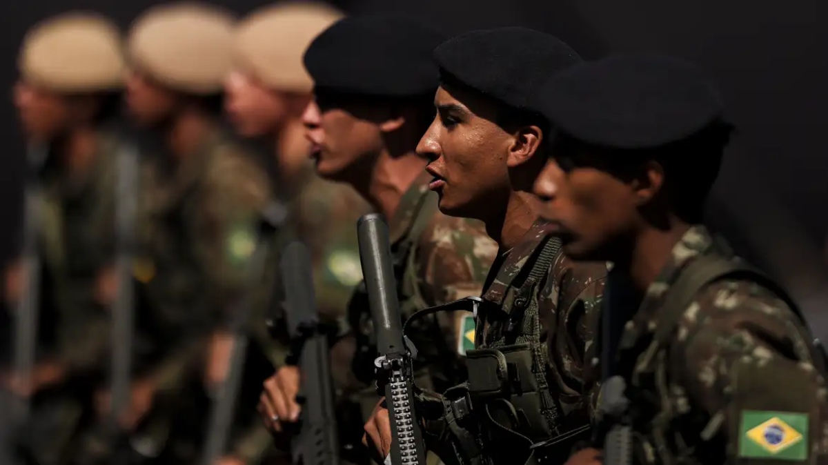 Nesse cenário, a convocação seguiria as regras já previstas: militares, reservistas e, se necessário, civis.