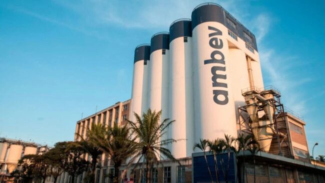 Algumas vagas oferecidas pela Ambev exigem ensino médio completo, enquanto outras pedem formação técnica ou superior,
