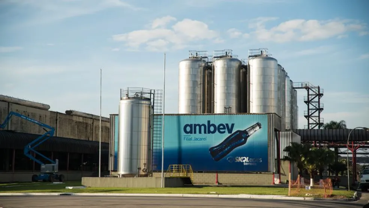 Entre os cargos oferecidos pela Ambev estão de Analista de Controle, Analista de Distribuição e até mesmo Aprendiz