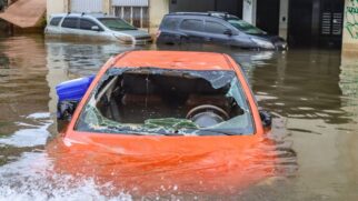 Motoristas enfrentam alagamentos após fortes chuvas em São Paulo; Temporais recentes aumentaram os casos de perda de placas veiculares na região