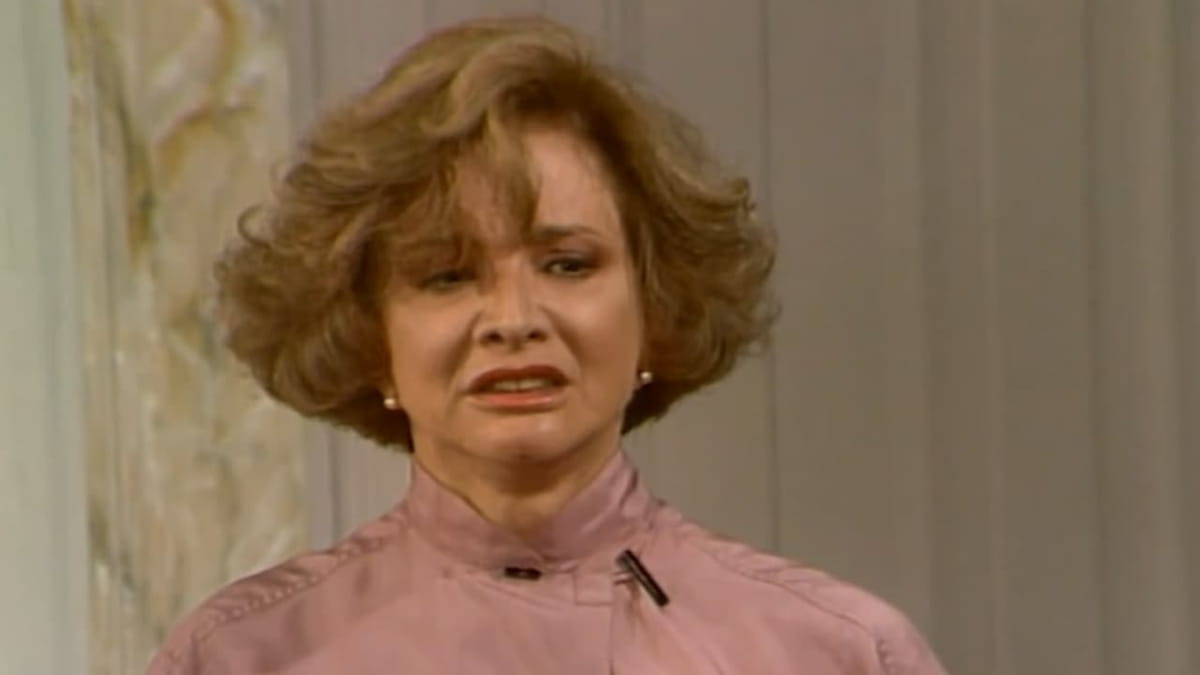 Em um último ato desesperado para destruir sua rival, ela tira a própria vida, tentando incriminar Maria do Carmo por um assassinato que nunca existiu