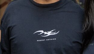 Jovem de 18 anos se apresentou à polícia vestindo uma camiseta com a frase em inglês 'Regret Nothing'
