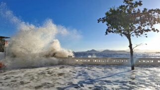 Ressaca em Santos: Ondas batem com força em muretas na Ponta da Praia