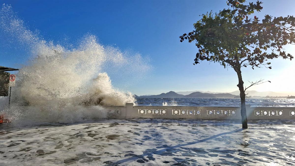 Ressaca em Santos: Ondas batem com força em muretas na Ponta da Praia