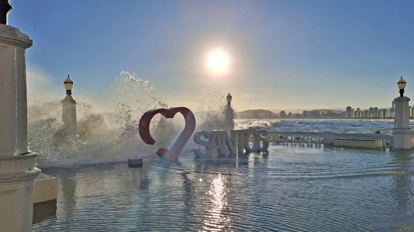 Ressaca com fortes ondas atingem a orla da praia de Santos com violência