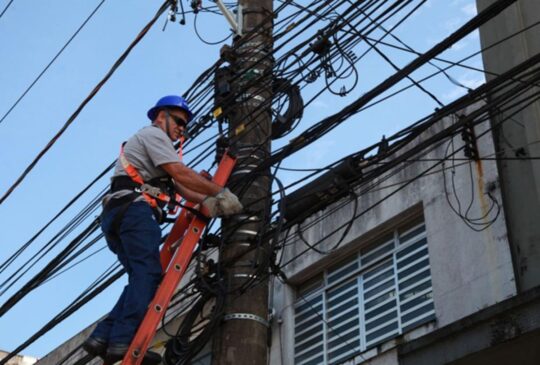Mutirão em Cubatão vai retirar fios e cabos irregulares de postes na região da Avenida Nove de Abril ao longo do mês de março