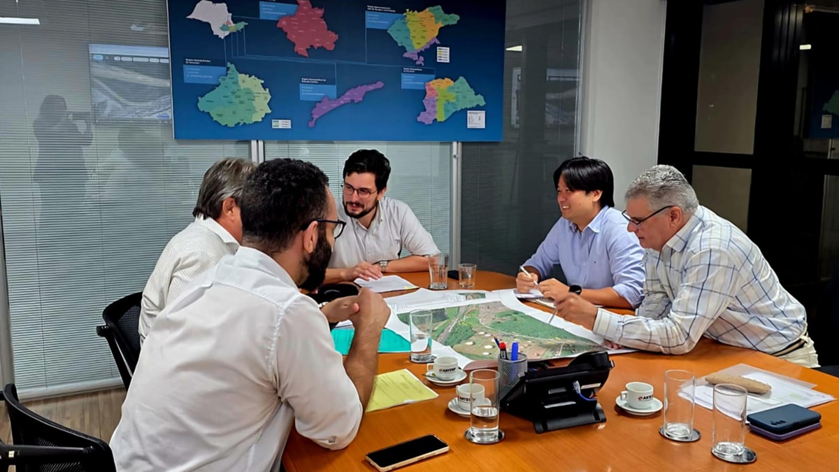 A reunião foi conduzida pelo diretor-presidente da Artesp, Andre Isper, com a presença do superintendente de Projetos e Novos Investimentos, Rodrigo Kenji Hirata, e do assessor de Relações Governamentais, Maurity Izidro Alves de Oliveira Filho