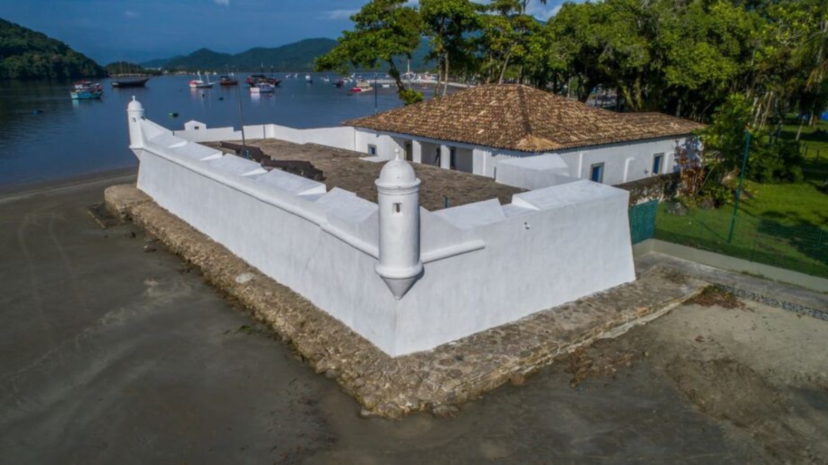 A fortificação, construída ainda no período colonial, permite ao visitante entender melhor o início da ocupação portuguesa na região
