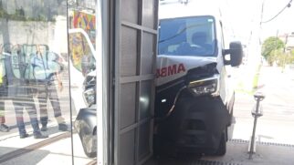 Uma ambulância colidiu contra a estrutura da estação do VLT nesta terça (3)