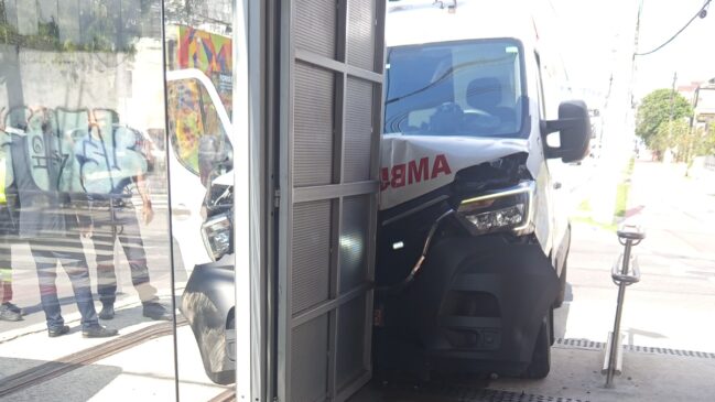Uma ambulância colidiu contra a estrutura da estação do VLT nesta terça (3)