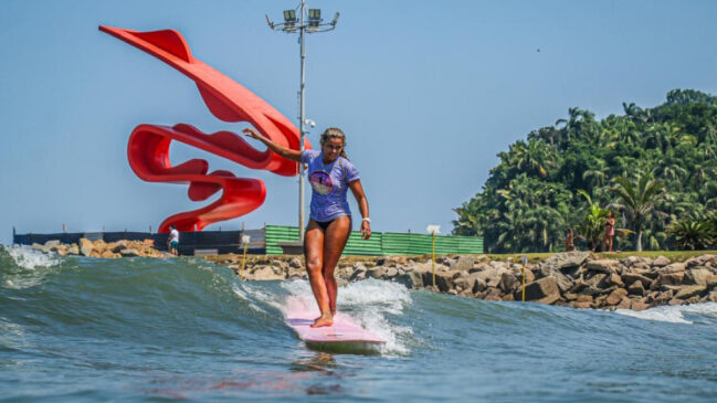 O evento traz uma programação diversificada, com sessões de surf, aulas de yoga, atividades culturais e apresentações musicais