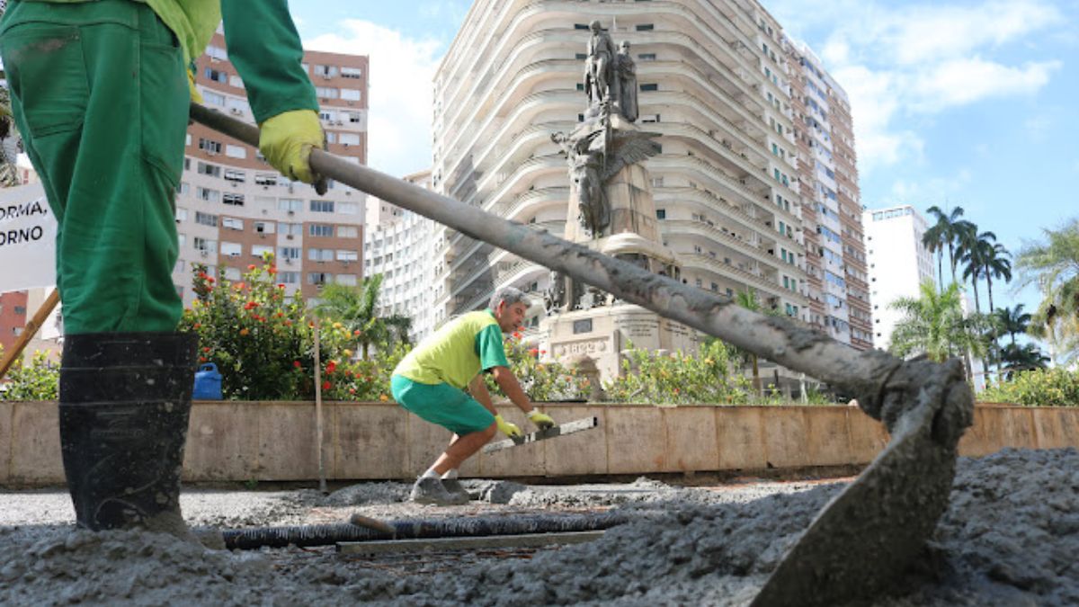 Ciclovia no entorno da praça permanece em funcionamento durante a intervenção /PMS