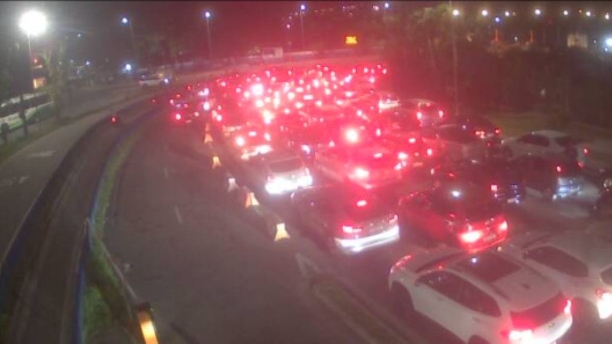 A travessia de Santos-Guarujá apresenta lentidão na noite desta terça-feira (17)