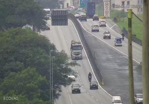 Já na Rodovia Anchieta, os motoristas encontram tráfego mais carregado entre os quilômetros 11 e 10, também no sentido São Paulo
