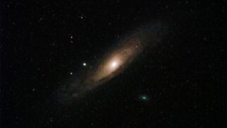 Astrônomos identificaram um objeto espacial incomum que emite rajadas de ondas de rádio