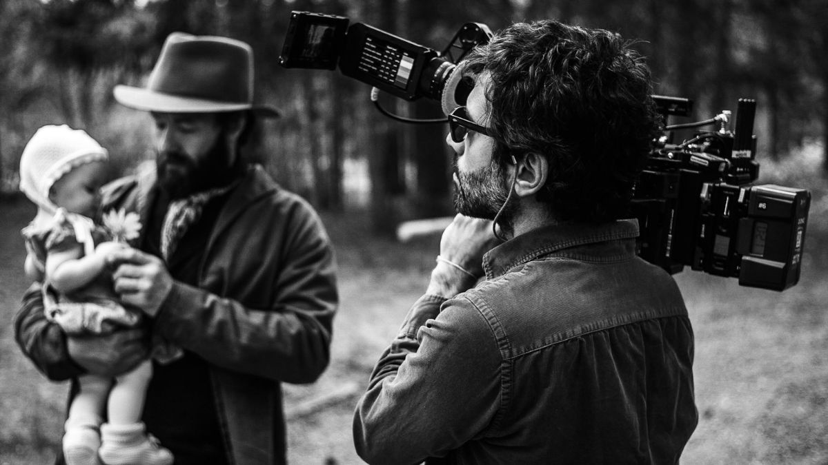 Diretor de fotografia Adolpho Veloso durante os bastidores de 'Sonhos de Trem'