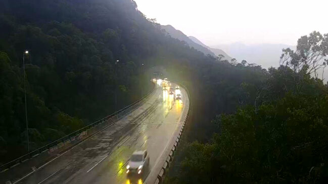Na Rodovia Anchieta, o tráfego é intenso no sentido São Paulo, com congestionamento do km 13 ao km 10