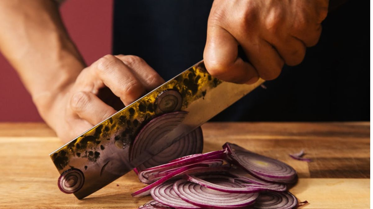 Um dos mais importantes é usar uma faca bem afiada: as lâminas afiadas rompem menos células, liberando uma quantidade menor de gás irritante; (Ron Lach/Pexels)
