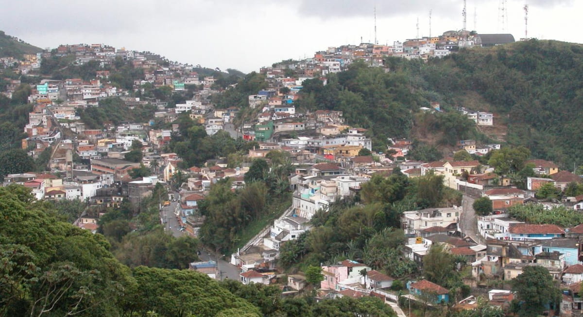 A polícia agora trabalha para identificar outros criminosos que participaram do ataque às equipes da PM