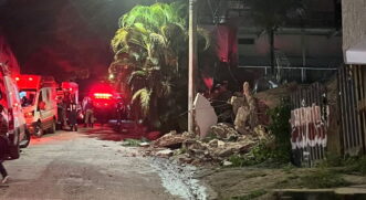 Segundo as equipes de resgate, cerca de 20 pessoas ficaram sob os escombros após o desabamento do prédio, que tinha quatro pavimentos