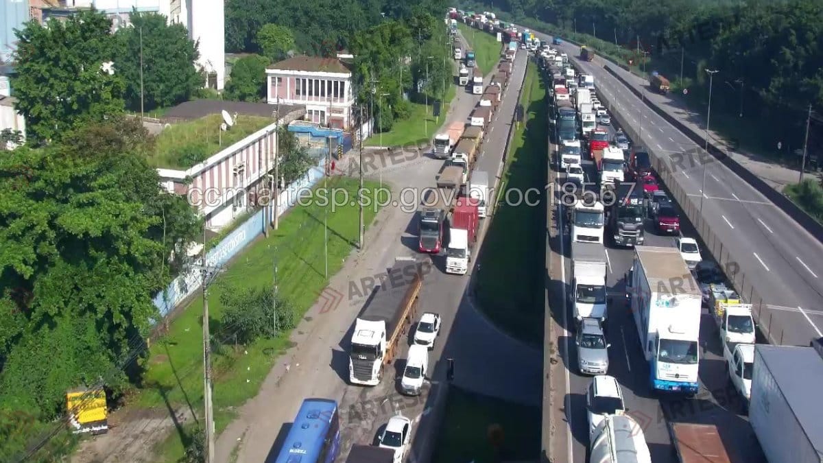 O acidente ocorreu por volta das 04h30. Segundo informações colhidas no local, o motorista perdeu o controle do veículo em um trecho de curva/ARTESP