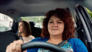 A passageira poderá escolher entre continuar aguardando por uma condutora ou ser conectada ao motorista homem mais próximo para não perder o compromisso