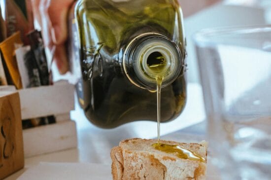 O azeite de oliva está entre os produtos com maior queda nos preços nesta Semana Santa
