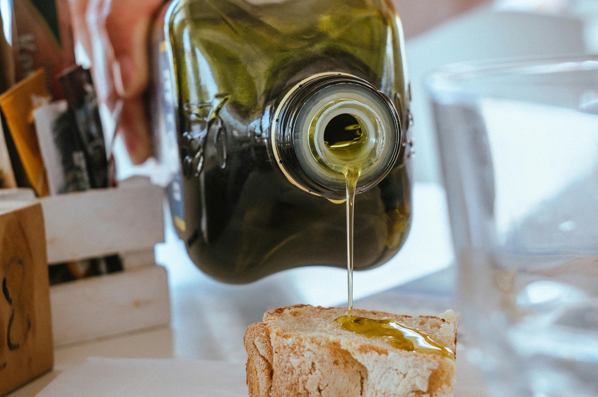 O azeite de oliva está entre os produtos com maior queda nos preços nesta Semana Santa