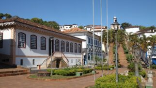 Visitar Serro, no coração da Serra do Espinhaço (MG), é exatamente isso: uma imersão em um Brasil que preserva suas raízes com orgulho