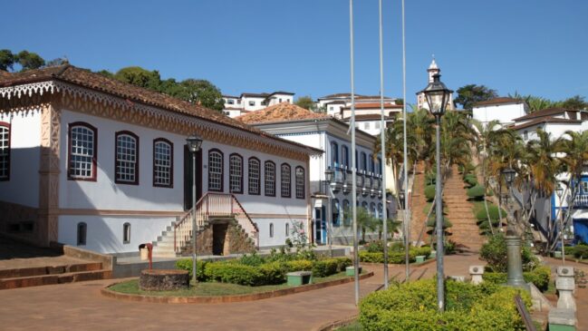 Visitar Serro, no coração da Serra do Espinhaço (MG), é exatamente isso: uma imersão em um Brasil que preserva suas raízes com orgulho